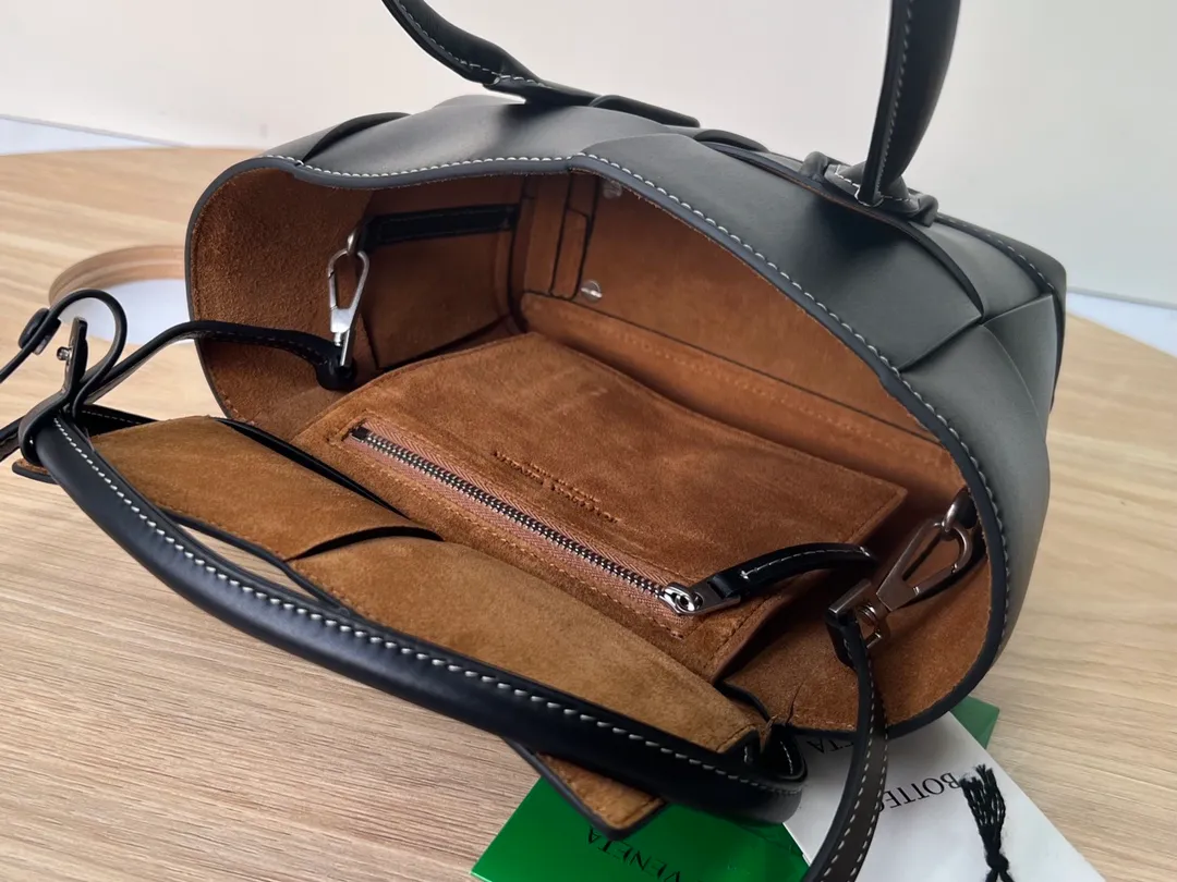 New MINI ARCO 29 Arrival: 6693 It has always focused on "low-key nobility". The design after the addition of Celine designers can be seen from this year's new Arco. It still retains this advantage. The simple design shows high-end. The obvious tension and neat atmosphere of the upper shoulders are also very in line with the current fashion attitude. Under the simplicity, there are not simple detailed designs, which are very special and have a sense of design. I like this French style model very much. It is romantic and textured. Fully recommended. Mini size 17X16X6. Opening 29cm